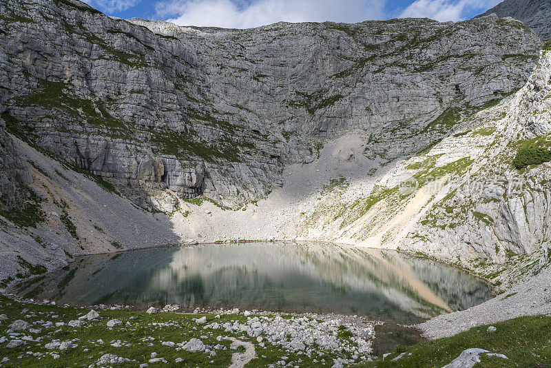 朱利安阿尔卑斯山(Spodnje Kriško jezero)湖的美丽景色